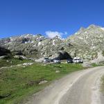 kurz nach dem Gotthardpass bei San Carlo 2078 m.ü.M. parkieren wir das Auto