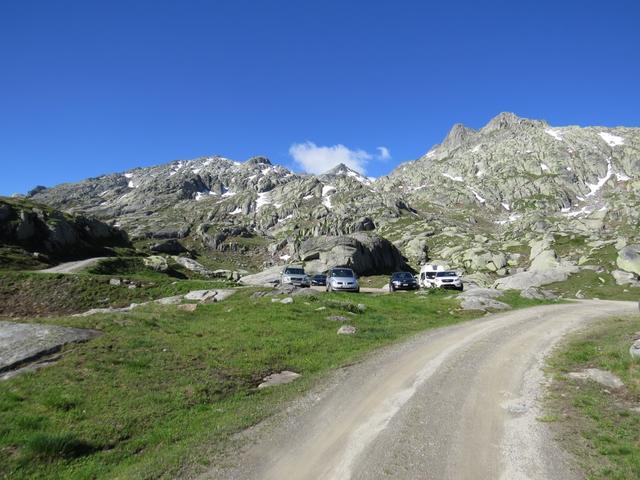 kurz nach dem Gotthardpass bei San Carlo 2078 m.ü.M. parkieren wir das Auto