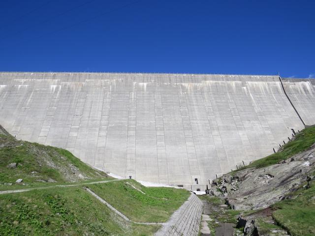 ...stehen wir kurz danach am Fuss der Lucendro-Staumauer 2078 m.ü.M.