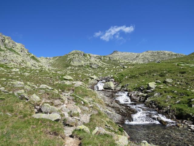 wir überqueren den Abfluss dei Laghi d'Orsirora...