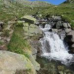 ...und erreichen bei Cascina di Giacobbe 2157 m.ü.M. den zweiten Abfluss, diesmal vom Lago d'Orsino