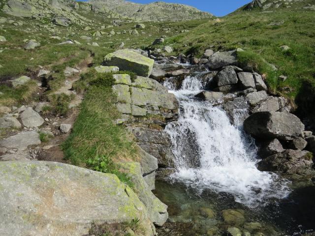 ...und erreichen bei Cascina di Giacobbe 2157 m.ü.M. den zweiten Abfluss, diesmal vom Lago d'Orsino