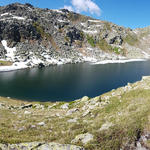 schönes Breitbildfoto vom ersten See, der Lago d'Orsino. Er liegt verträumt in eine Geländemulde