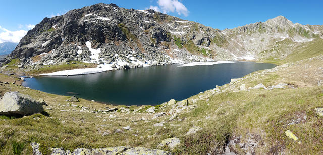 schönes Breitbildfoto vom ersten See, der Lago d'Orsino. Er liegt verträumt in eine Geländemulde