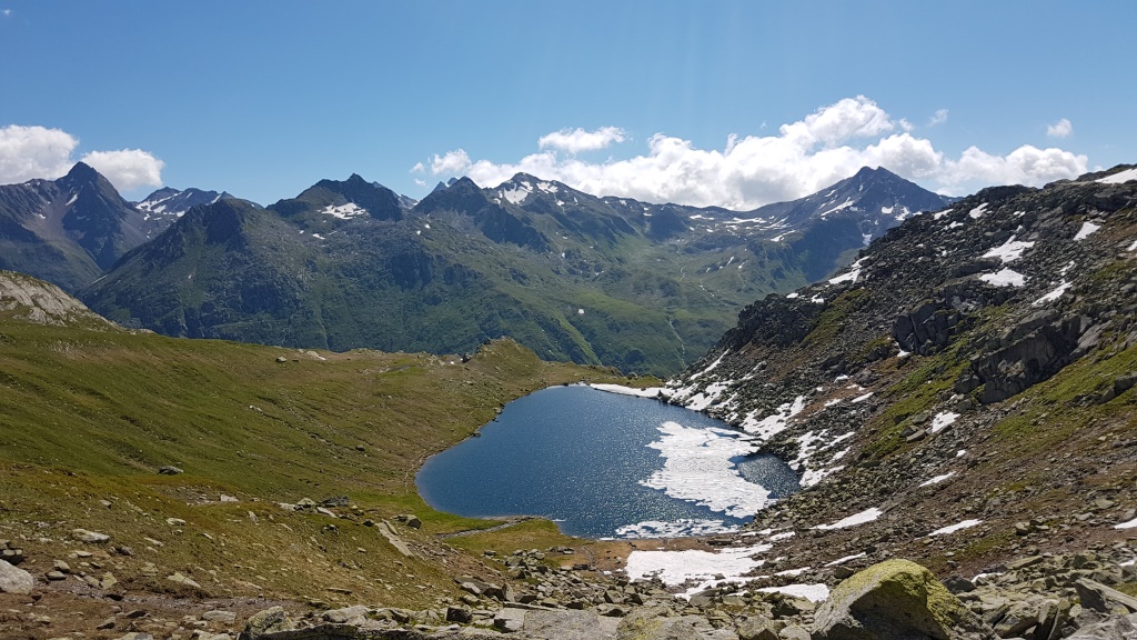 über den kristallklaren Bergsee hinweg, blicken wir auf die Gotthardgruppe mit dem Chastelhorn und dem Pizzo Centrale