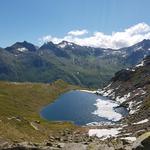 über den kristallklaren Bergsee hinweg, blicken wir auf die Gotthardgruppe mit dem Chastelhorn und dem Pizzo Centrale