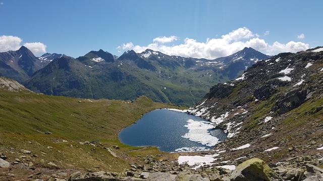 über den kristallklaren Bergsee hinweg, blicken wir auf die Gotthardgruppe mit dem Chastelhorn und dem Pizzo Centrale