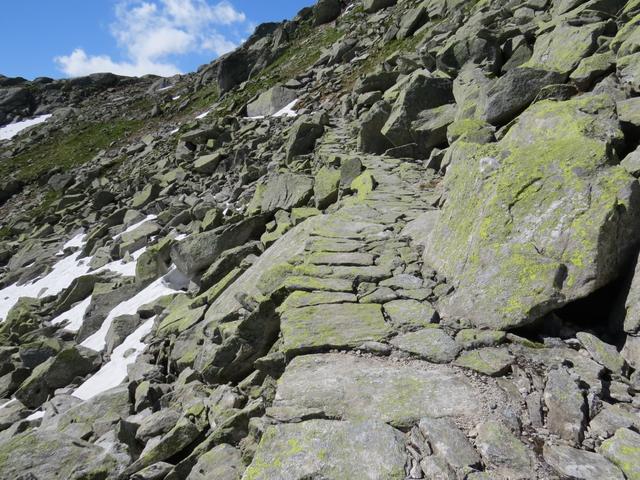 über einen gut erbauten Plattenweg wandern wir den Linksbogen aus...