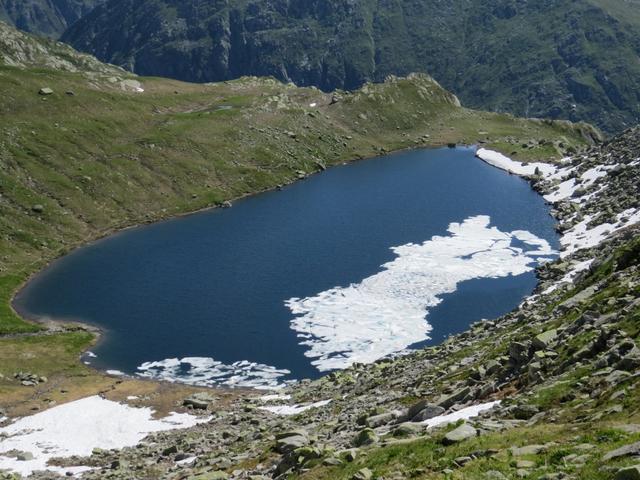 einige letzte Eisinseln sind auf dem Lago d'Orsino zu erkennen