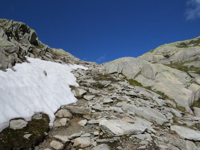 der Weg ist gut markiert und wenn kein Schnee liegt, auch gut ersichtlich