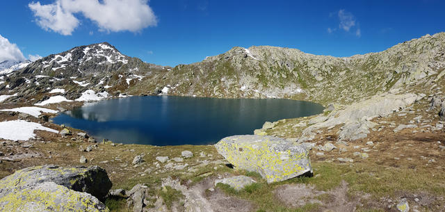 schönes Breitbildfoto vom fast kreisrunden oberen Lago d'Orsirora 2444 m.ü.M.