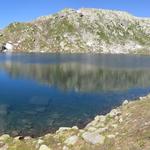 schönes Breitbildfoto vom kristallklaren Lago d'Orsirora