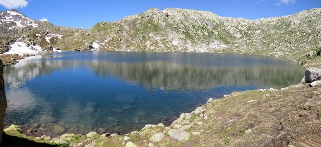 schönes Breitbildfoto vom kristallklaren Lago d'Orsirora