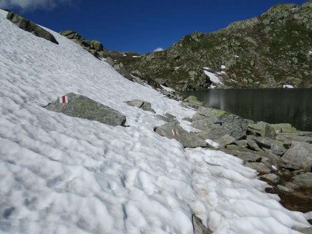 sanft schlängelt sich der Wanderweg dem oberen Lago d'Orsirora entlang