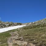 wir lassen die Rucksäcke bei der Wegkreuzung liegen, und machen uns auf den Weg hinauf zum Pass