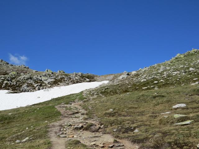 wir lassen die Rucksäcke bei der Wegkreuzung liegen, und machen uns auf den Weg hinauf zum Pass