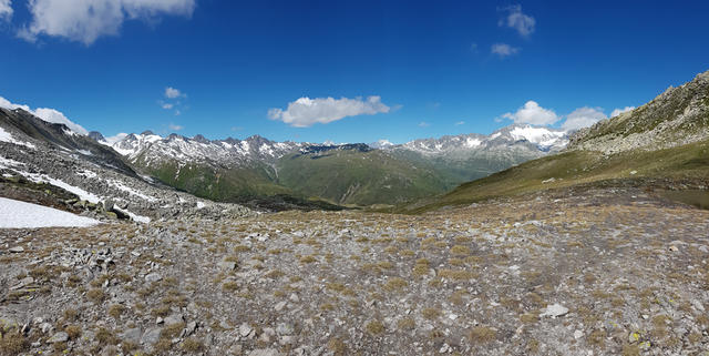 schönes Breitbildfoto mit Blick ins Witenwasserental und Furkapass