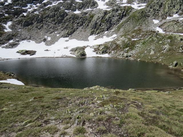 der Wanderweg führt uns nun oberhalb vom Ufer des oberen Lago della Valletta 2468 m.ü.M...