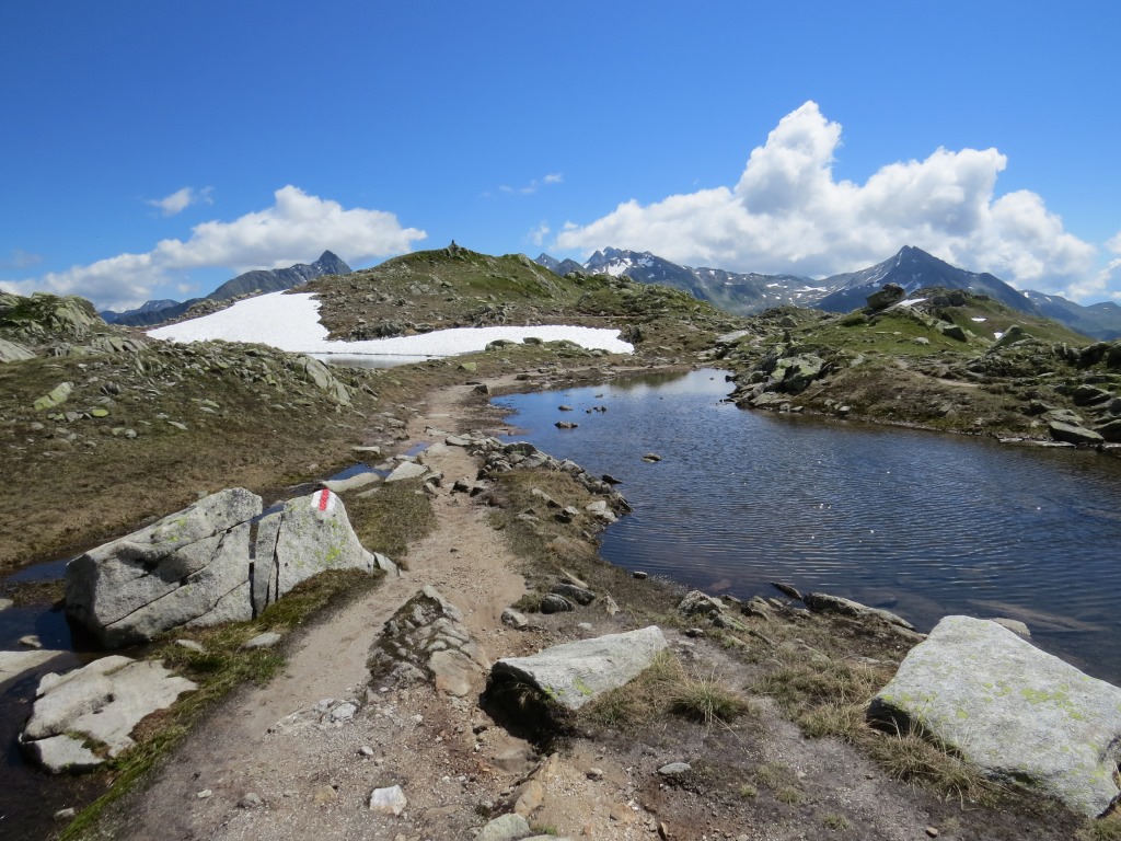 der Wanderweg führt uns nun...