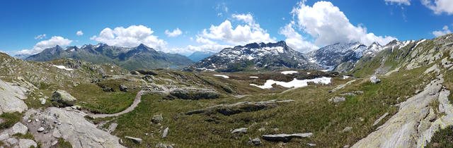 Breitbildfoto aufgenommen bei Punkt 2433 m.ü.M. mit Blick auf Pizzo Centrale und Pizzo Lucendro