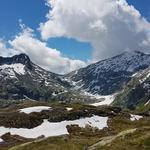 Blick auf Pizzo della Valletta, der Passo di Lucendro und der Pizzo Lucendro