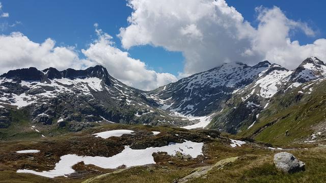 Blick auf Pizzo della Valletta, der Passo di Lucendro und der Pizzo Lucendro