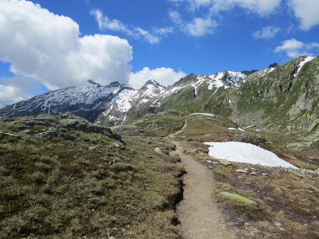 bei Punkt 2408 m.ü.M. beginnt nun der Abstieg