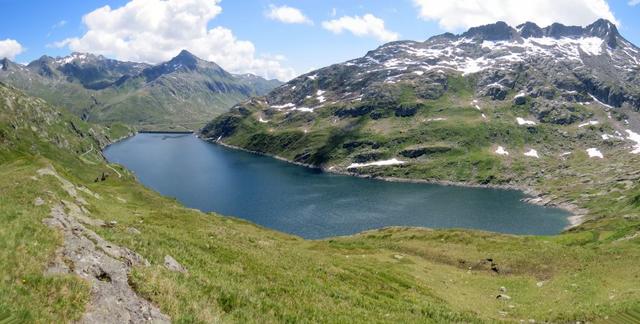 schönes Breitbildfoto mit Blick auf den Lago di Lucendro