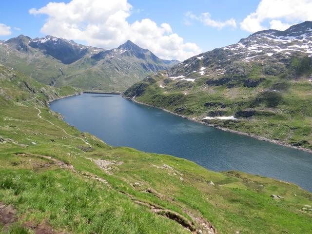 ...führt der Wanderweg einen Linksbogen durch