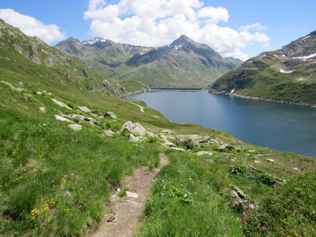 weiter abwärts erreichen wir danach das Nordufer des Lago di Lucendro...