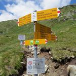 Wegweiser bei der Wegkreuzung am Seeufer 2180 m.ü.M. weiter geht es nun Richtung Gotthardpass