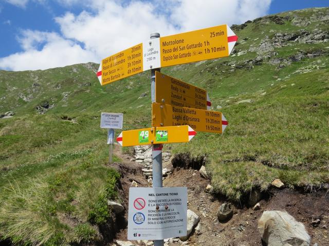 Wegweiser bei der Wegkreuzung am Seeufer 2180 m.ü.M. weiter geht es nun Richtung Gotthardpass