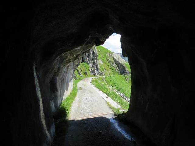 ...durchqueren wir einen kurzen Tunnel