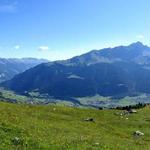 schönes Breitbildfoto mit Blick ins Sursés. In der Bildmitte der Piz Mitgel und Piz Ela