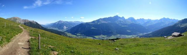 schönes Breitbildfoto mit Blick ins Sursés. In der Bildmitte der Piz Mitgel und Piz Ela