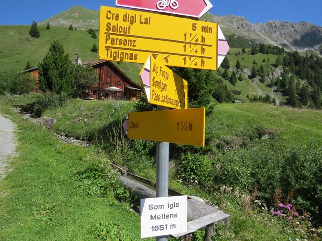 Wegweiser bei Som igls Mellens 1951 m.ü.M. weiter geht es Richtung Ziteil