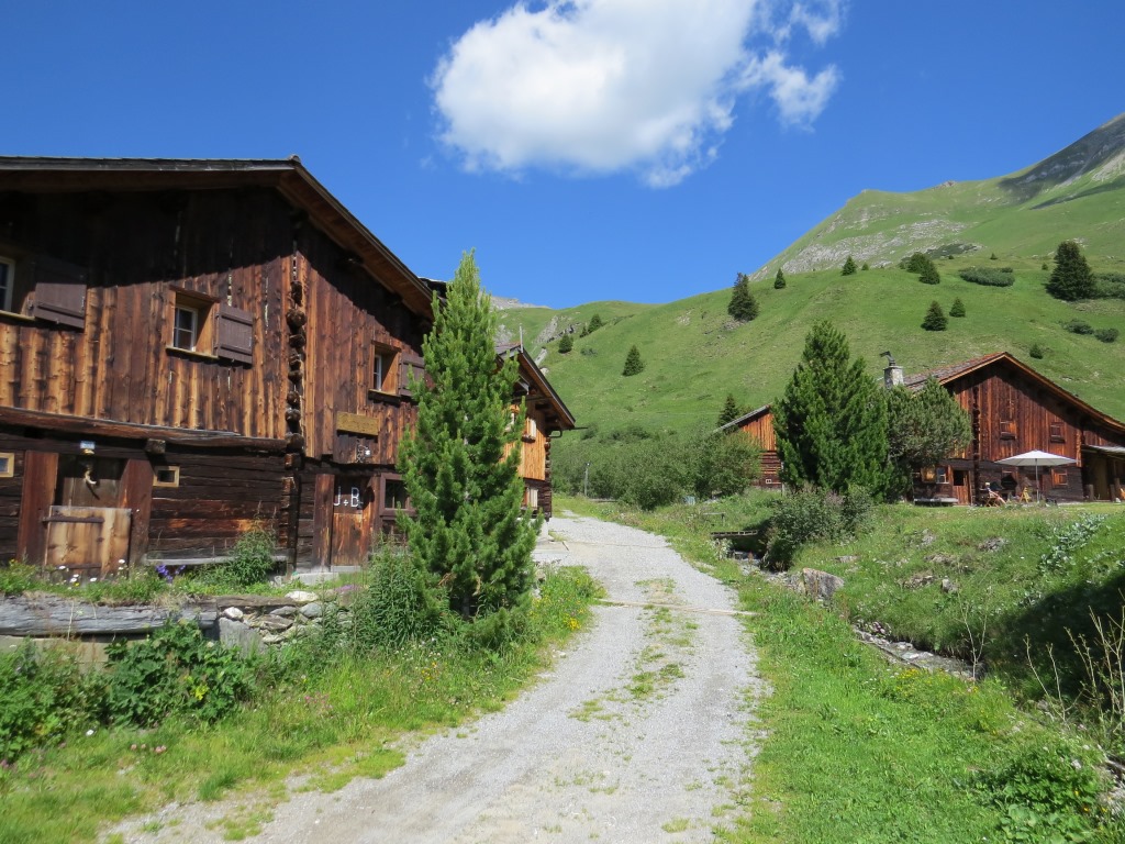 bei Som igls Mellens mit seinen sehr schönen Wochenendhäuser, verlassen wir links haltend die Alpstrasse...