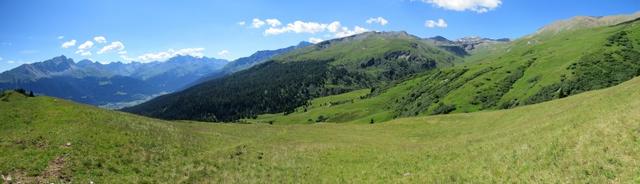 schönes Breitbildfoto, aufgenommen bei Punkt 2089 m.ü.M. mit Blick Richtung Savognin