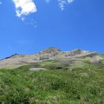 Blick hinauf zum Piz Curvér, der hinter der Kirche in den Himmel ragt