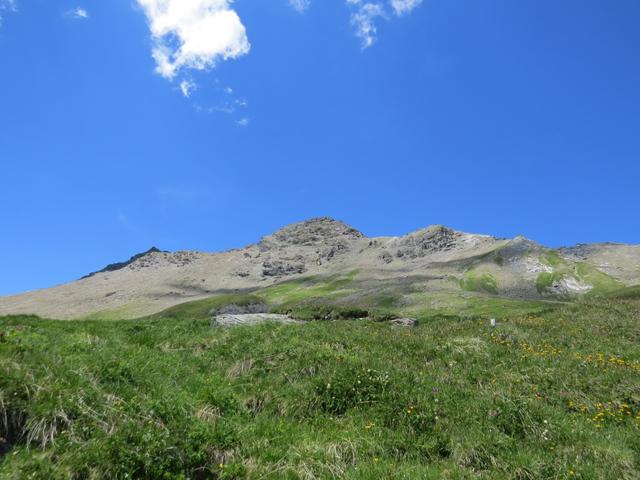 Blick hinauf zum Piz Curvér, der hinter der Kirche in den Himmel ragt