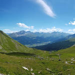 schönes Breitbildfoto mit Blick Richtung Savognin, Sursés und Oberhalbstein. Links der Piz Toissa