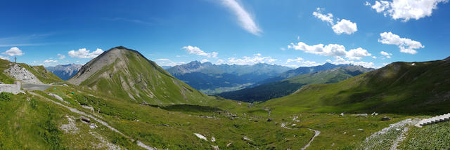 schönes Breitbildfoto mit Blick Richtung Savognin, Sursés und Oberhalbstein. Links der Piz Toissa