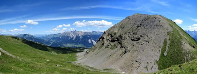 sehr schönes Breitbildfoto mit Blick Richtung Lenzerheide, Parpaner Rothorn, Lenzerhorn, Alvaschein und Piz Toissa