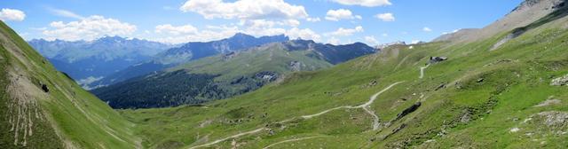 schönes Breitbildfoto mit Blick Richtung Savognin und rechts Ziteil