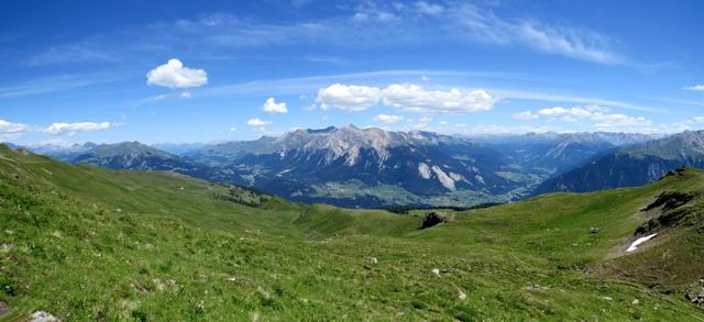 sehr schönes Breitbildfoto. Stätzer Horn, Lenzerheide, Rothorn und Landwassertal