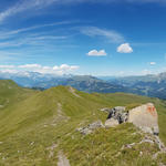 was für ein Panorama! Links das Adulagebiet, Bildmitte Piz Beverin, rechts der Piz Toissa