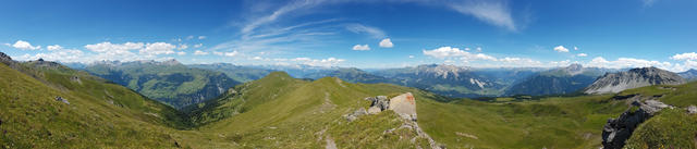 was für ein Panorama! Links das Adulagebiet, Bildmitte Piz Beverin, rechts der Piz Toissa