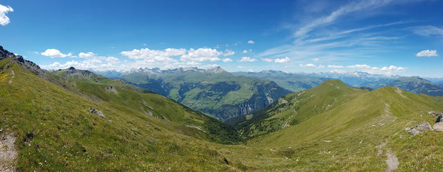 sehr schönes Breitbildfoto. In der Bildmitte der Piz Beverin. War das für eine schöne Bergtour!