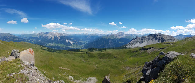 sehr schönes Breitbildfoto mit Blick Richtung Lenzerhorn, Landwassertal, Piz Ela und Piz Toissa