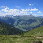 Blick ins Val Schons. Mächtig ragt der Piz Beverin in die Höhe